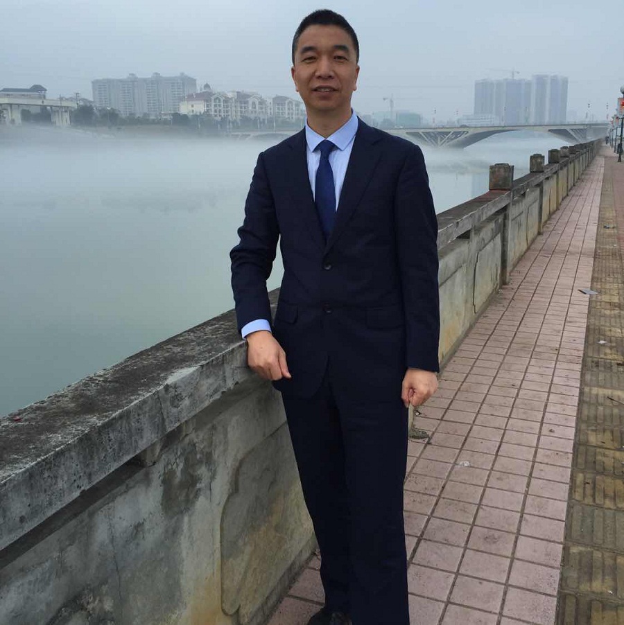 薛春华（校友会发起人、副会长）