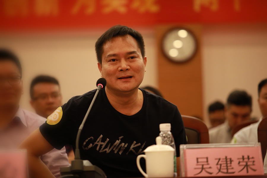 吴建荣（校友会副会长）